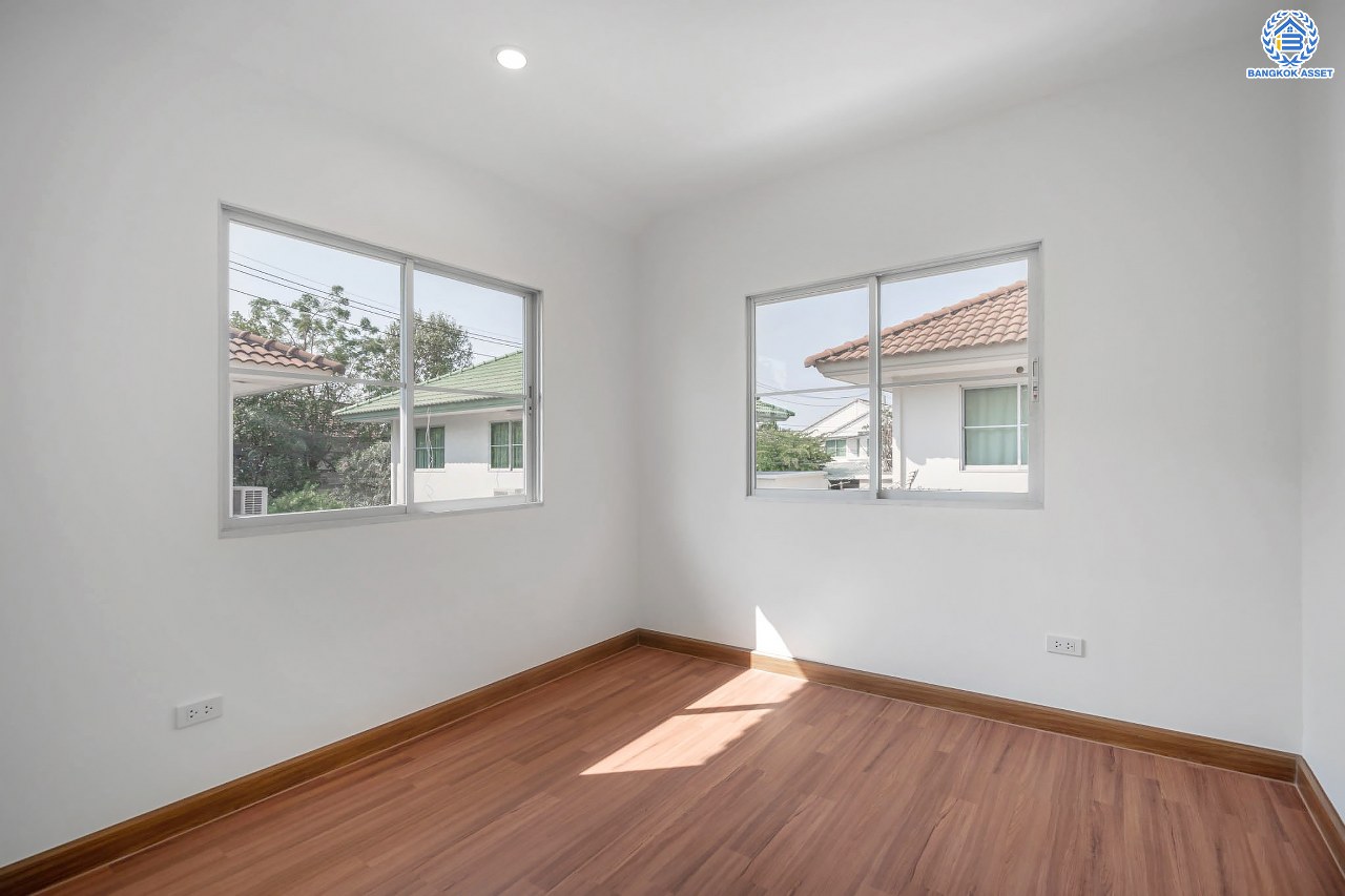 บ้านมือสองตกแต่งใหม่ โครงการ พฤกษ์ลดา1 บางใหญ่ บนเนื้อที่ 50 ตร.ว. ฟังก์ชัน 4 ห้องนอน (ห้องนอนชั้นล่าง 1 ห้อง) 2 ห้องน้ำ 2 ที่จอดรถ ทำเลเดินทางสะดวก เชื่อมต่อถนนกาญจนาภิเษก ใกล้รถไฟฟ้าสายสีม่วง "สถานีคลองบางไผ่" และทางด่วน "กาญจนาภิเษก"